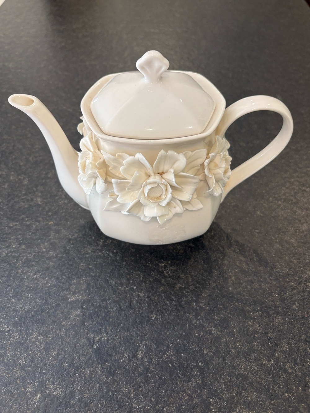 I Godinger Co Porcelain Ivory Cream Ornate Floral Tea Pot